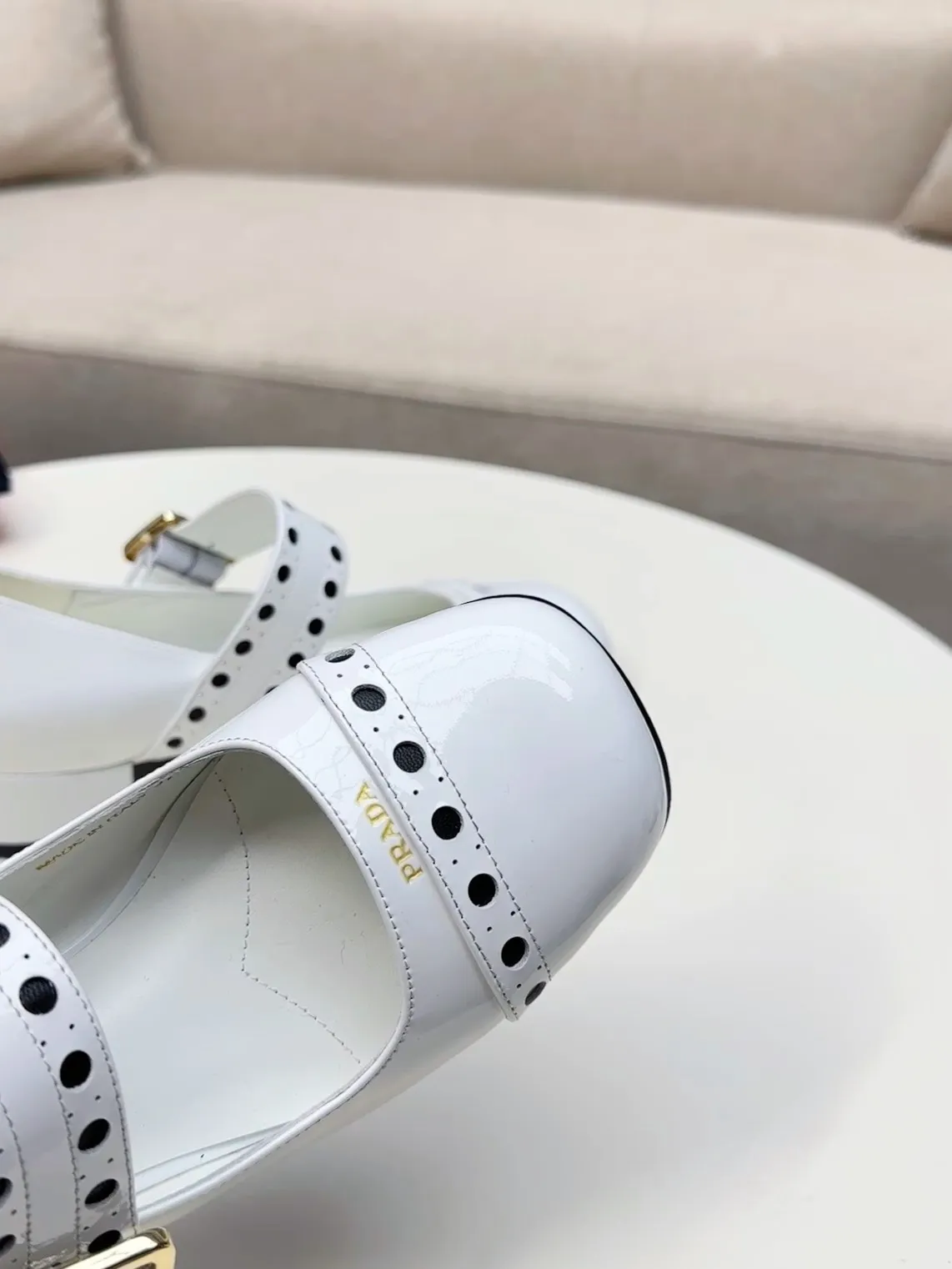 👟👟Ex-factory price 600👟👟🛒…………PRADA 2025 series loafers! At first glance, it looks both classic and versatile! No need to worry about the texture and feel of your feet! 🕳️🕳️🕳️ ____________________✍️ The simple combination is very eye-catching and atmospheric. I sincerely recommend you to buy it! Extremely versatile! Its square toe design is suitable for all kinds of female foot shapes and can be easily controlled. It is comfortable on the foot and does not squeeze the foot. The soul of the whole pair of shoes is the bias-cut design! The craftsmanship of this shoe upper is not easy to make. It seems to be quite simple, but it is much more expensive than making boots and has a high scrapability! ●━━━━━━───── Upper: imported soft cow patent leather ●━━━━━━───── Lining: silk lambskin, fine and firm leather, very soft and breathable ●━━━━━━───── Outsole: Imported Italian genuine leather outsole ➕Forefoot injection molding, high-grade and non-slip ●━━━━━━───── Heel height: 4.5cm ●━━━━━━───── Warm reminder: This shoe is an authentic sole series and you must pay attention to precautions when trying it on. Returns and exchanges are not supported if there are marks on the outsole. You can change the size and style within 15 days. Unconditional returns are not supported. Thank you for your support🙏🙏Happy cooperation.